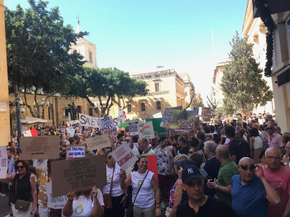 Attivisti minn diversi għaqdiet jipprotestaw