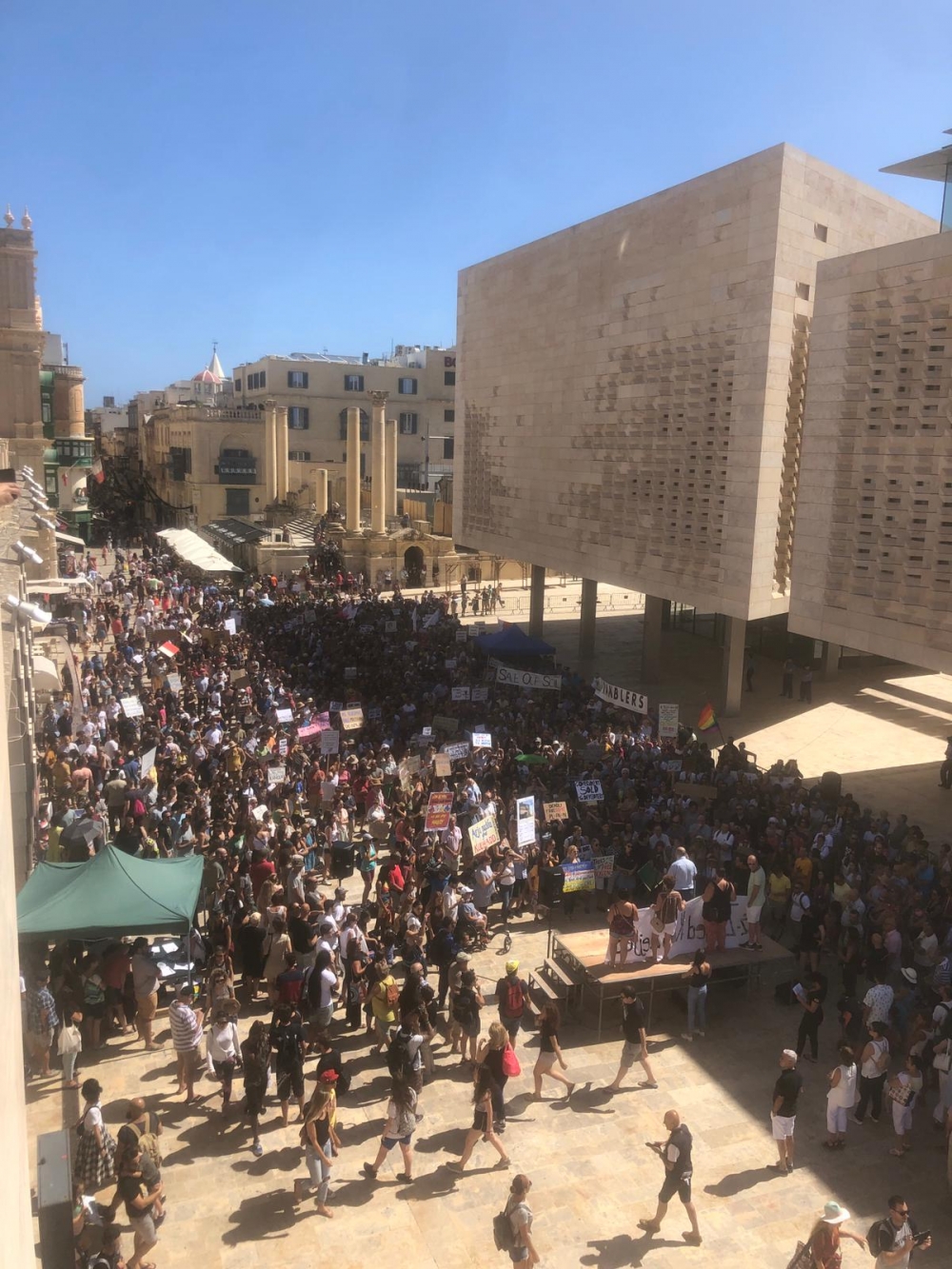 Il-folla li nġabret quddiem il-Parlament fejn saru d-diskorsi