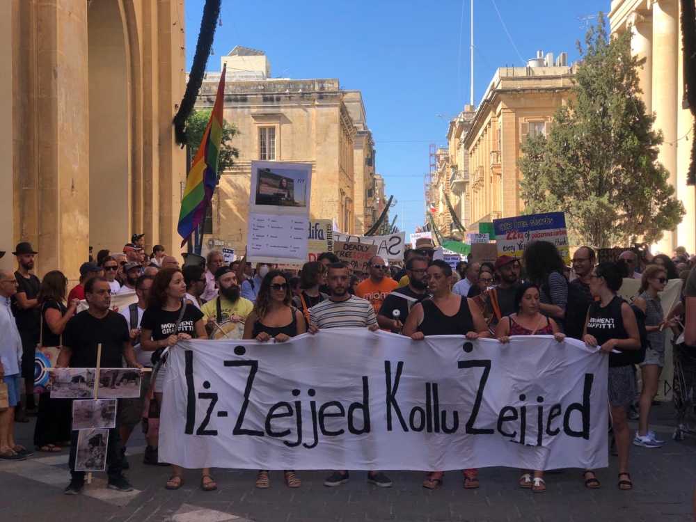 Iż-żejjed qed kollu żejjed' jgħajtu mijiet li niżlu l-Belt Valletta Ritratti ta' Liam Carter