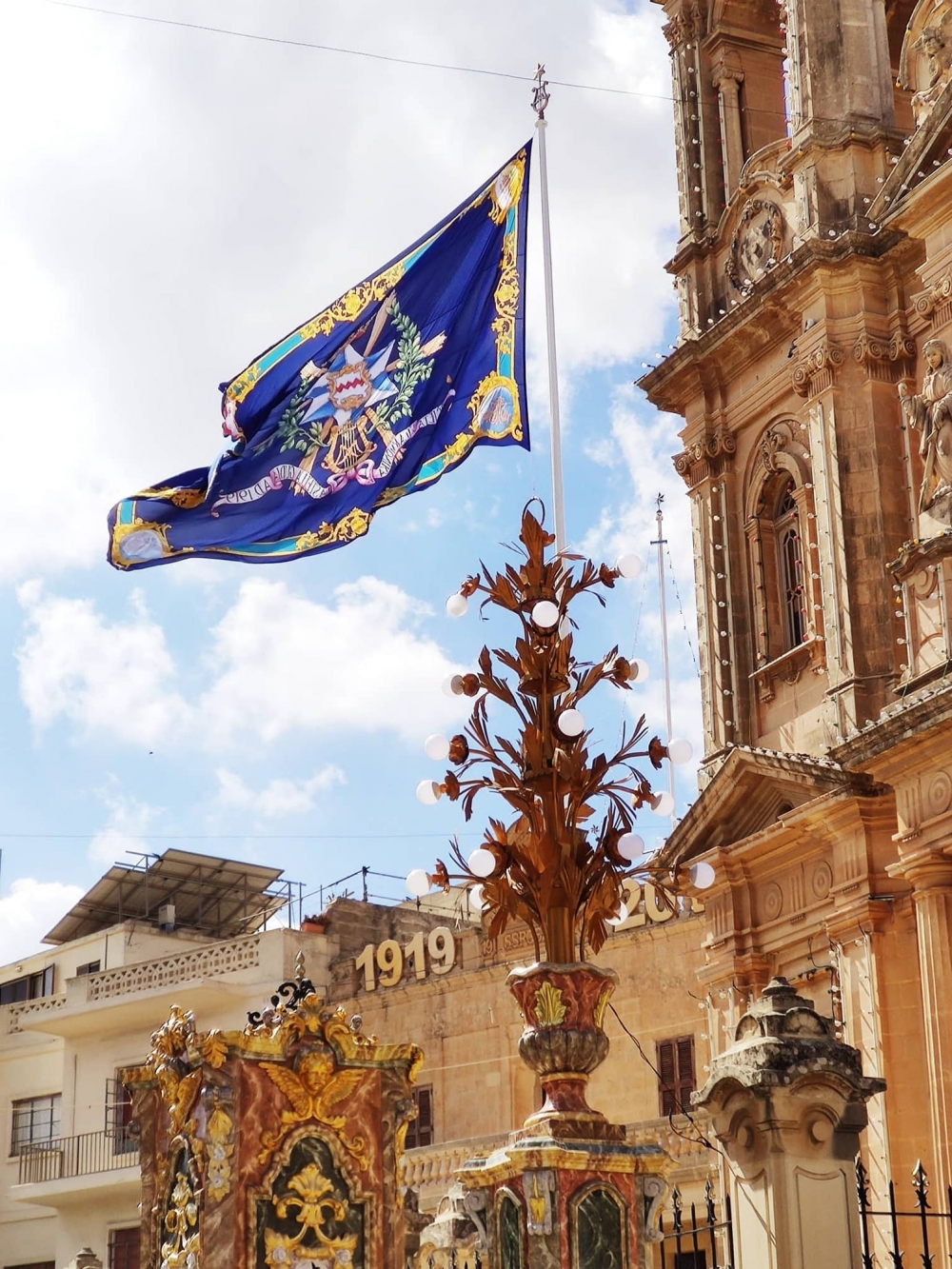 Il-bandiera u l-arblu l-ġdid tal-każin