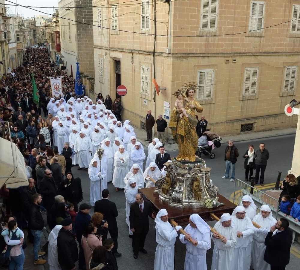 Mijiet ta' devoti jimxu wara x-xbieha tal-Madonna tal-Grazzja nhar Ħadd in-Nies (Ritratt ta' Raymond Gialanze)