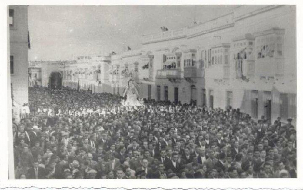 Il-vara tal-Immakulata u l-Kwadru inkurunat għaddejin fost baħar ta' nies mill-Ħamrun