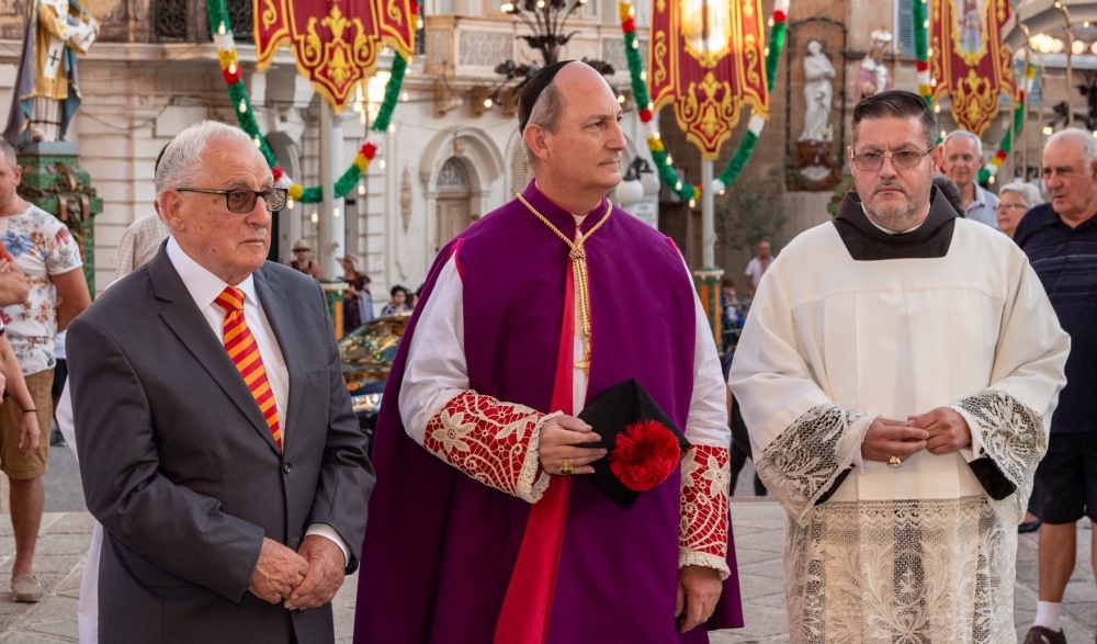 Ritratt li juri l-Prepostu nhar il-festa ta' Sant' Elena. Ritratt ta' Ronald Falzon