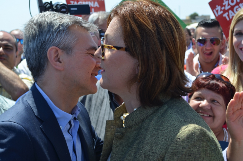 Il-famuż ritratt fiż-Żonqor li indika ħidma bejn Busuttil u Marlene Farrugia