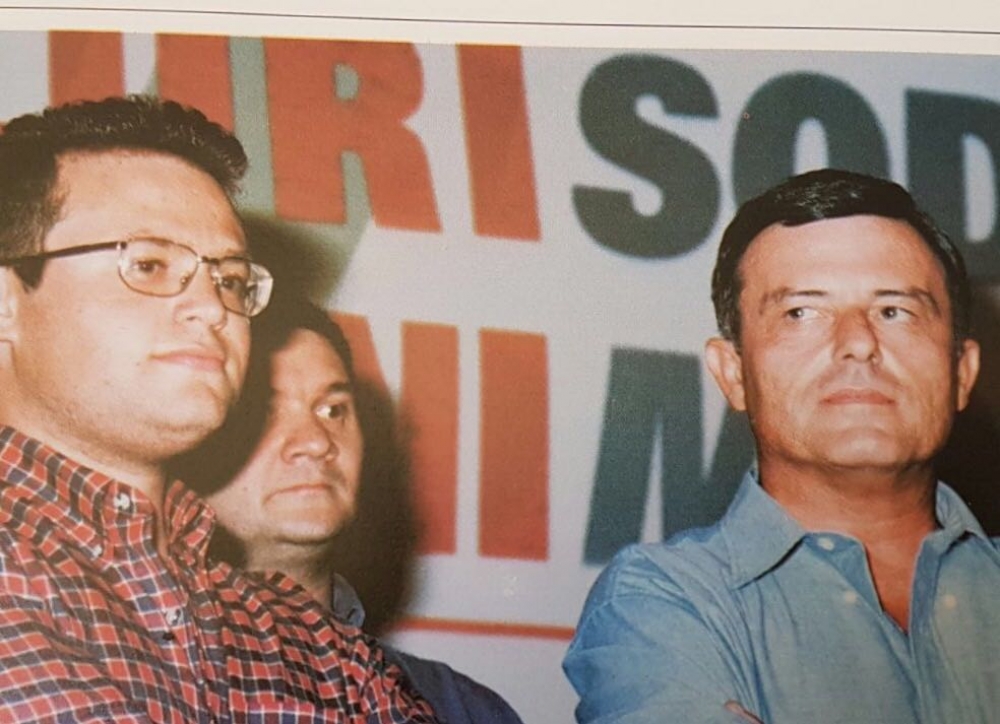 Emanuel Cuscheri bejn l-eks Mexxej Laburista Alfred Sant u l-PM Joseph Muscat fl-1998