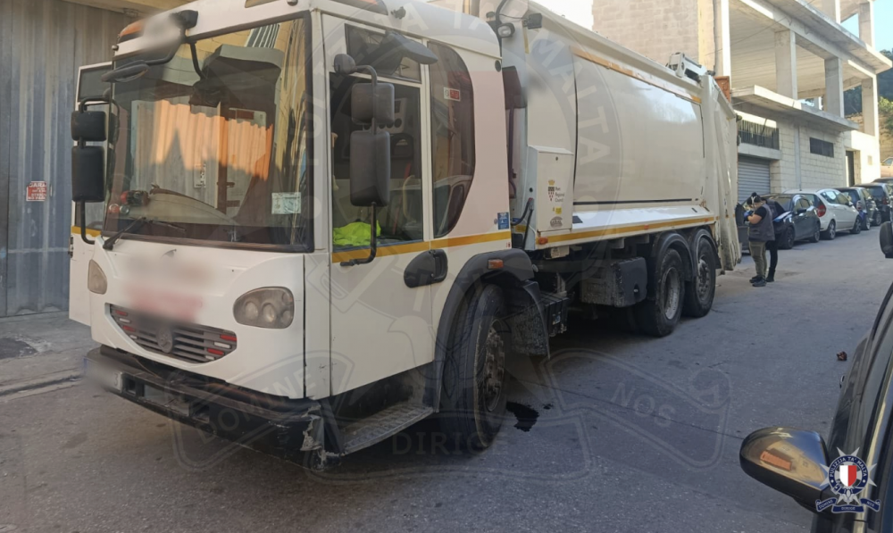 Raġel imut mgħaffeġ mit-trakk tiegħu stess