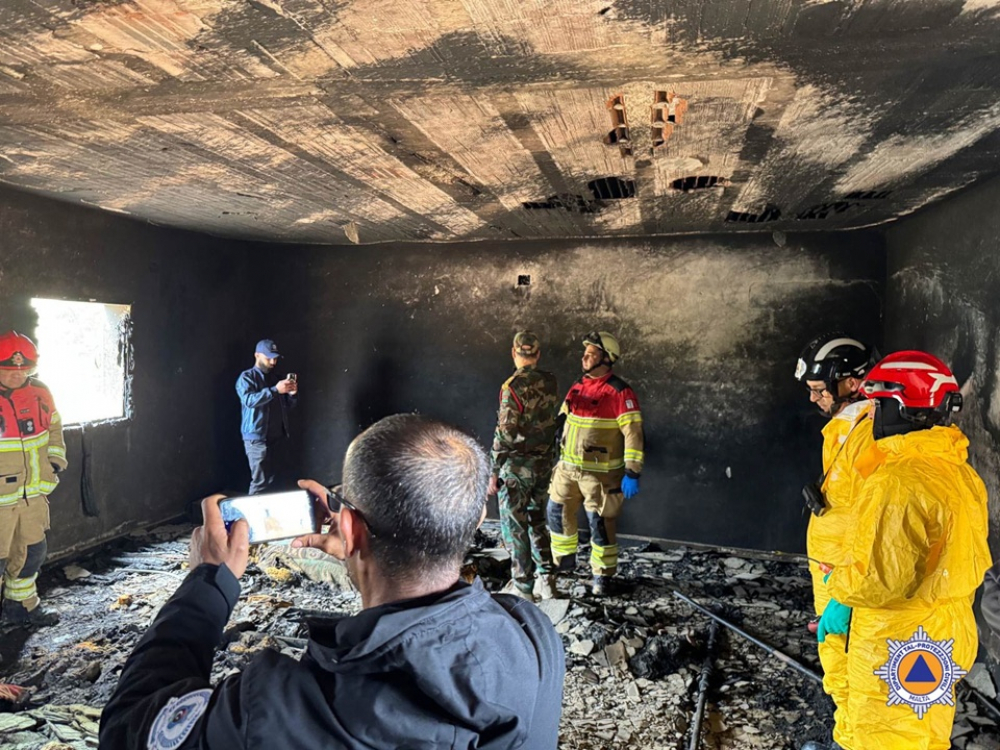 Uffiċjali Maltin tal-Protezzjoni Ċivili, flimkien ma’ kontropartijiet Libjani u internazzjonali, jevalwaw il-ħsara tan-nirien ġewwa dar f’Al-Asabaa, il-Libja, waqt missjoni umanitarja mwettqa taħt il-Mekkaniżmu tal-UE għall-Protezzjoni Ċivili (Ritratt: MHSE)