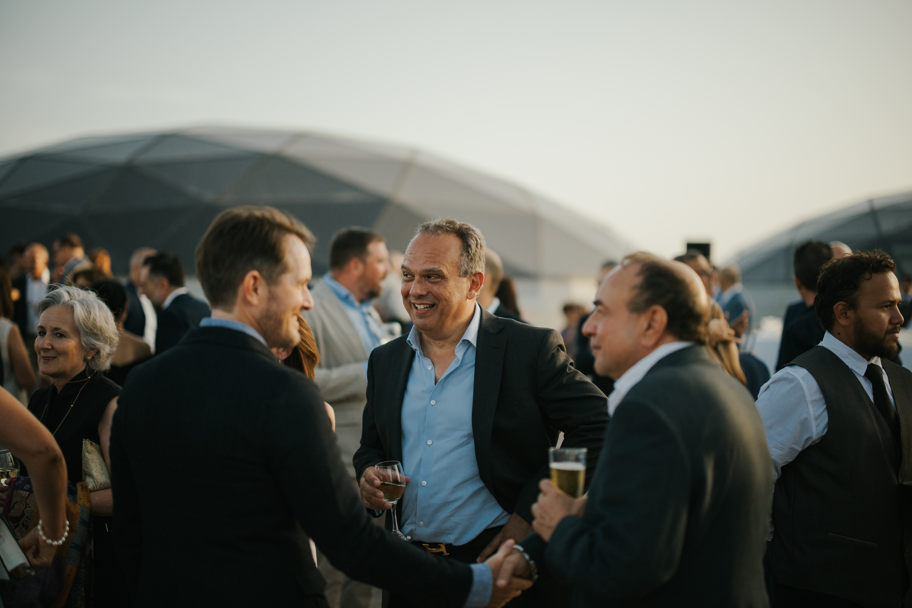 Mix-xellug - Il-Kap Eżekuttiv ta’ HSBC Malta, Geoffrey Fichte, jinteraġixxi mal-klijenti waqt l-avveniment tas-sajf għall-klijenti