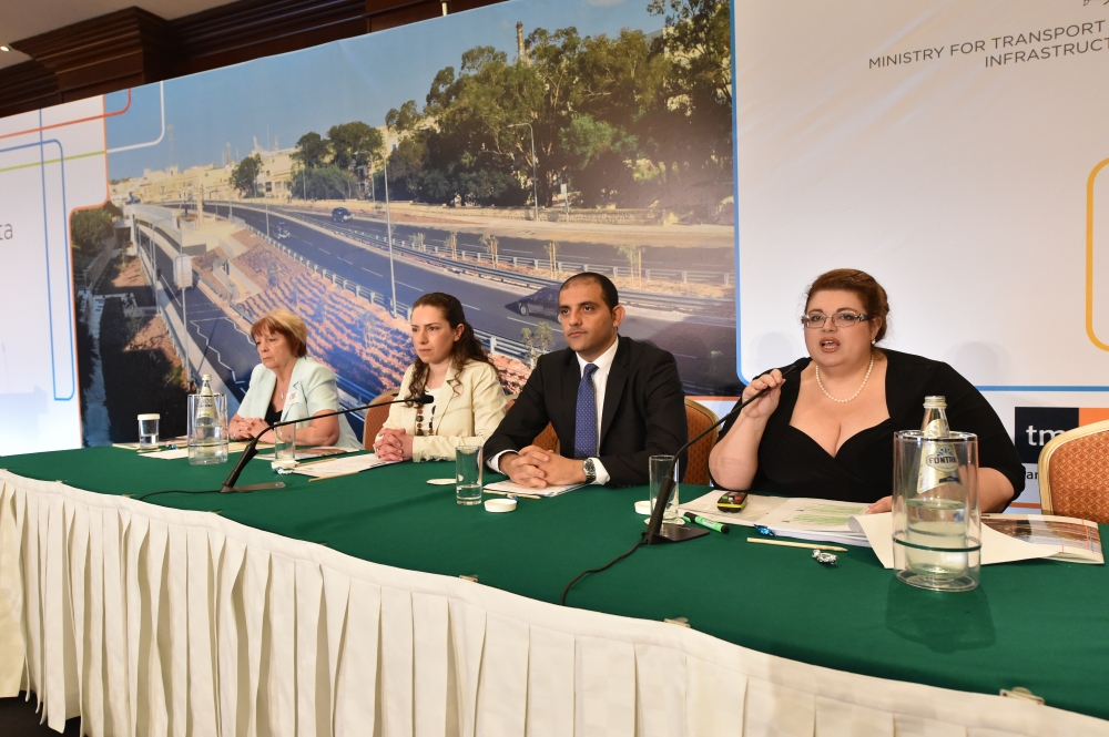 Fin-nofs; James Piscopo. Mit-trasport għall-Lands.