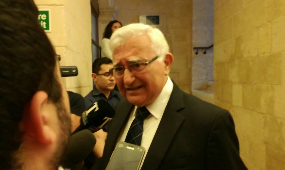 John Dalli jitkellem mal-ġurnalisti f'Dar l-Ewropa