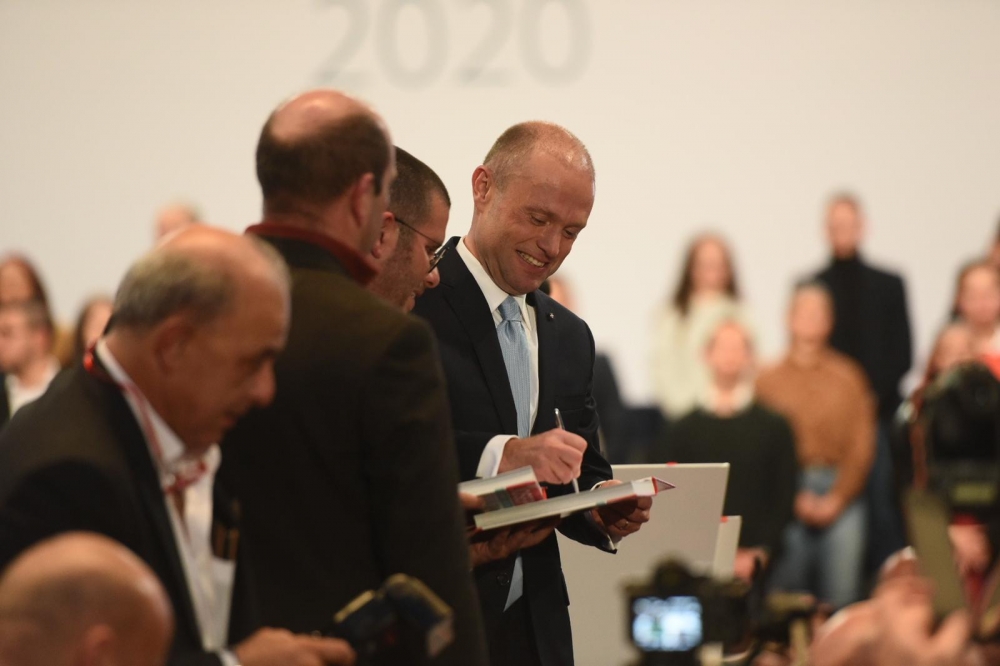 Il-PM Musccat jiffirma numru ta' kotba | Ritratt ta' James Bianchi