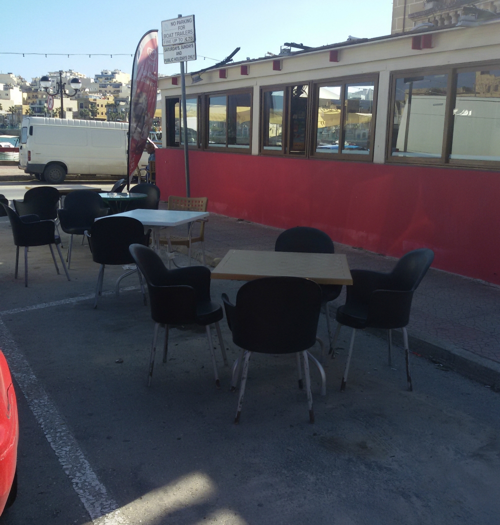 Poġġi ħu kafè... ipparkja f'nofs ta' triq...