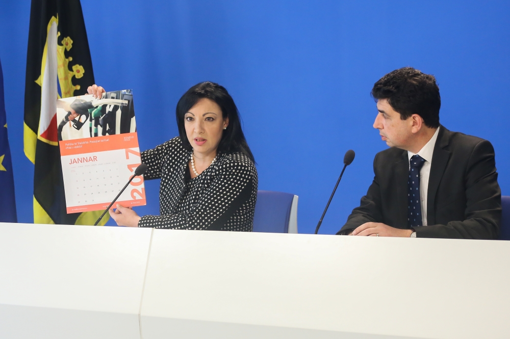 Marthese Portelli turi l-kalendarju ta' Konrad Mizzi
