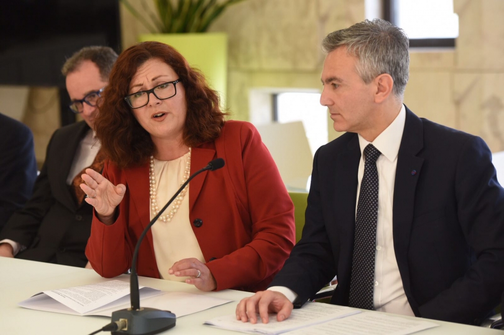 Marlene Farrugia ħdejn simon Busuttil, li jista' jerġa jsib postu bħala Kap tal-Oppożizzjoni