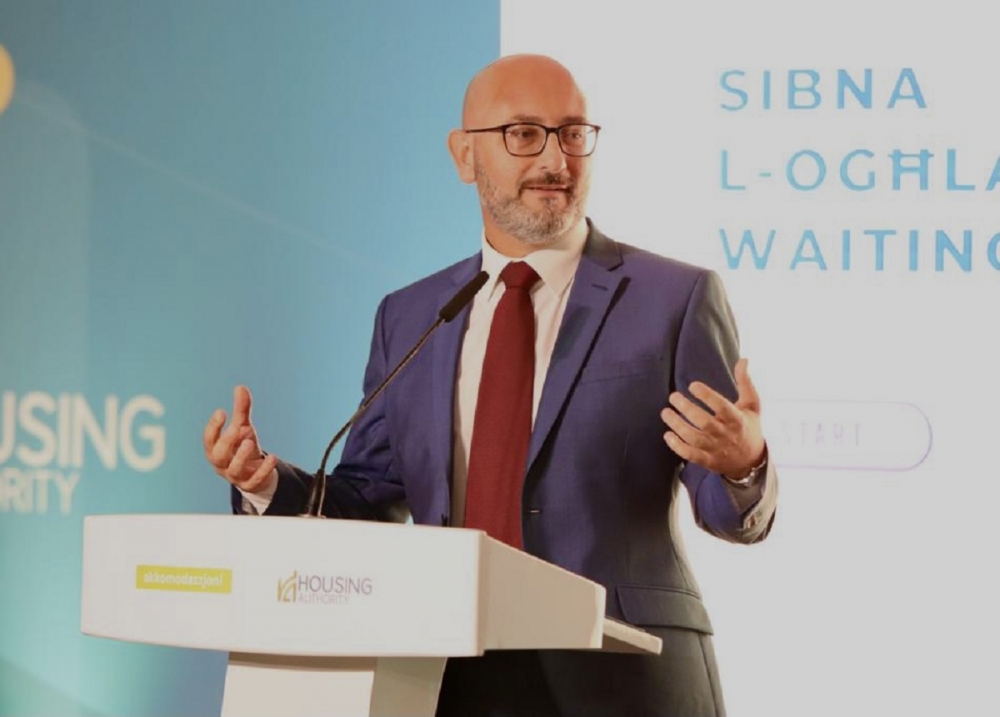 Abela jgħid li jinsab sodisfatt bl-ispjegazzjonijiet ta’ Galdes dwar il-ftehim tal-proprjetà “s’issa”