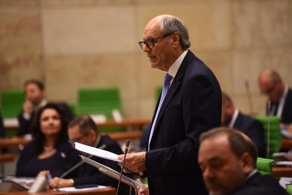 Il-Ministru Edward Scicluna jaqra l-Baġit