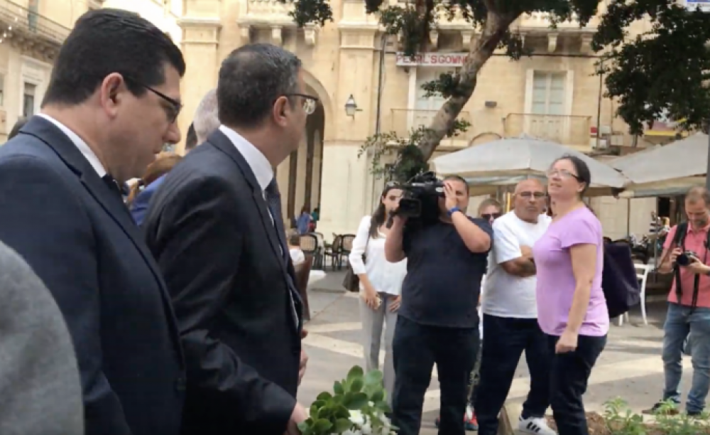 Oħt Daphne tkeċċi lil Delia minn fuq il-mafkar ta' quddiem il-Qorti