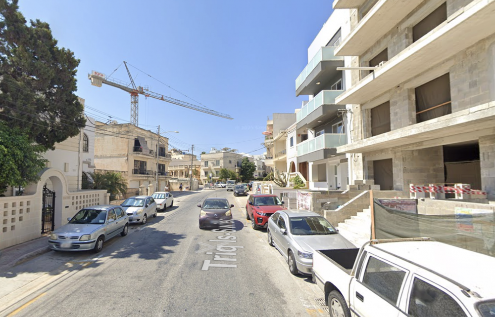 Erba’ residenti fis-Swieqi jsostnu li pulizija armati għamlu rejd fl-appartament ħażin