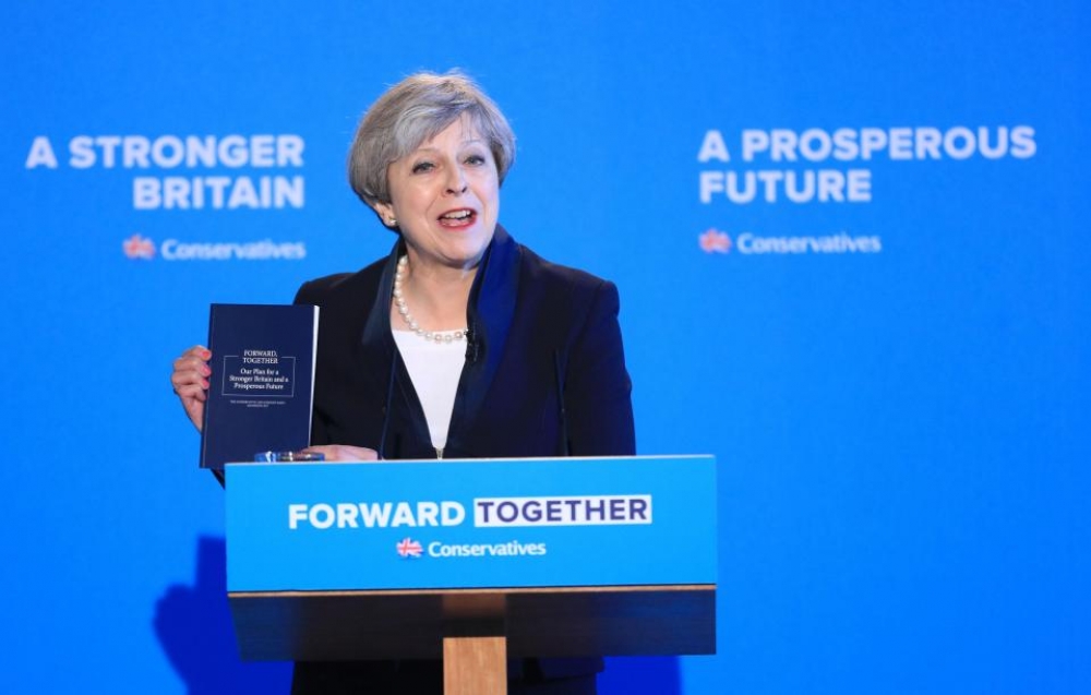 Il-Prim Ministru Ingliż u Kap tal-Konservattivi, Theresa May waqt it-tnedija tal-manifest tal-Partit