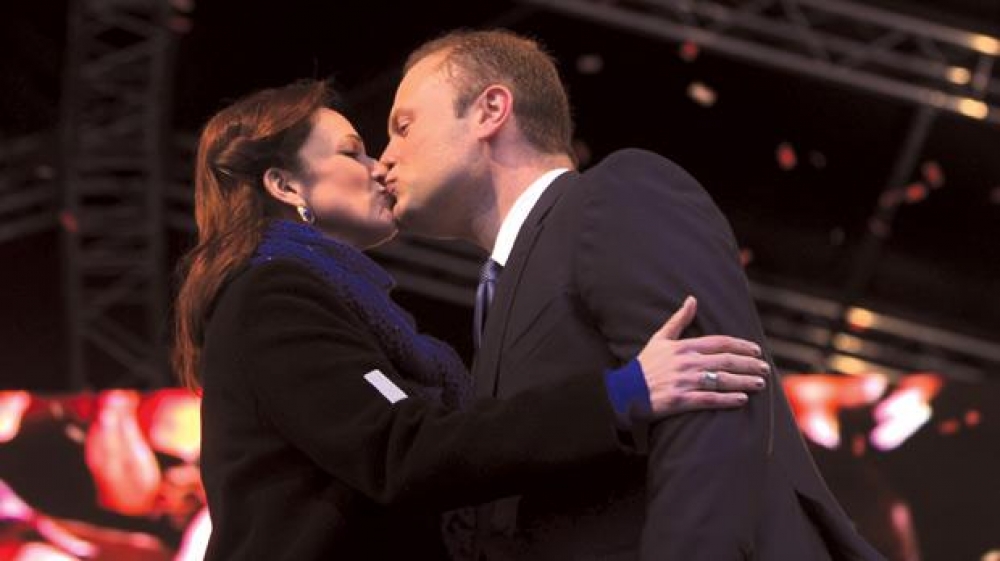Joseph Muscat ma' martu Michelle, bħalissa f'nofs allegazzjonijiet minn Caruana Galizia