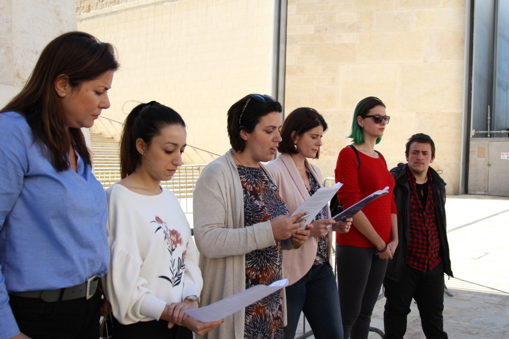 Il-Fondazzjoni għad-Drittijiet tan-Nisa, li kienet ukoll irrappurtat dwar l-użu ta' dawn il-pilloli  - din il-Fondazzjoni qed titlob li l-abort ikun dikriminalizzat