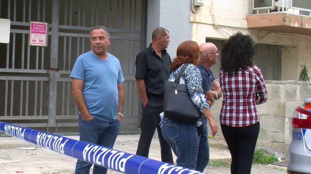 Residenti jħarsu lejn xena ta' reat f'Buġibba