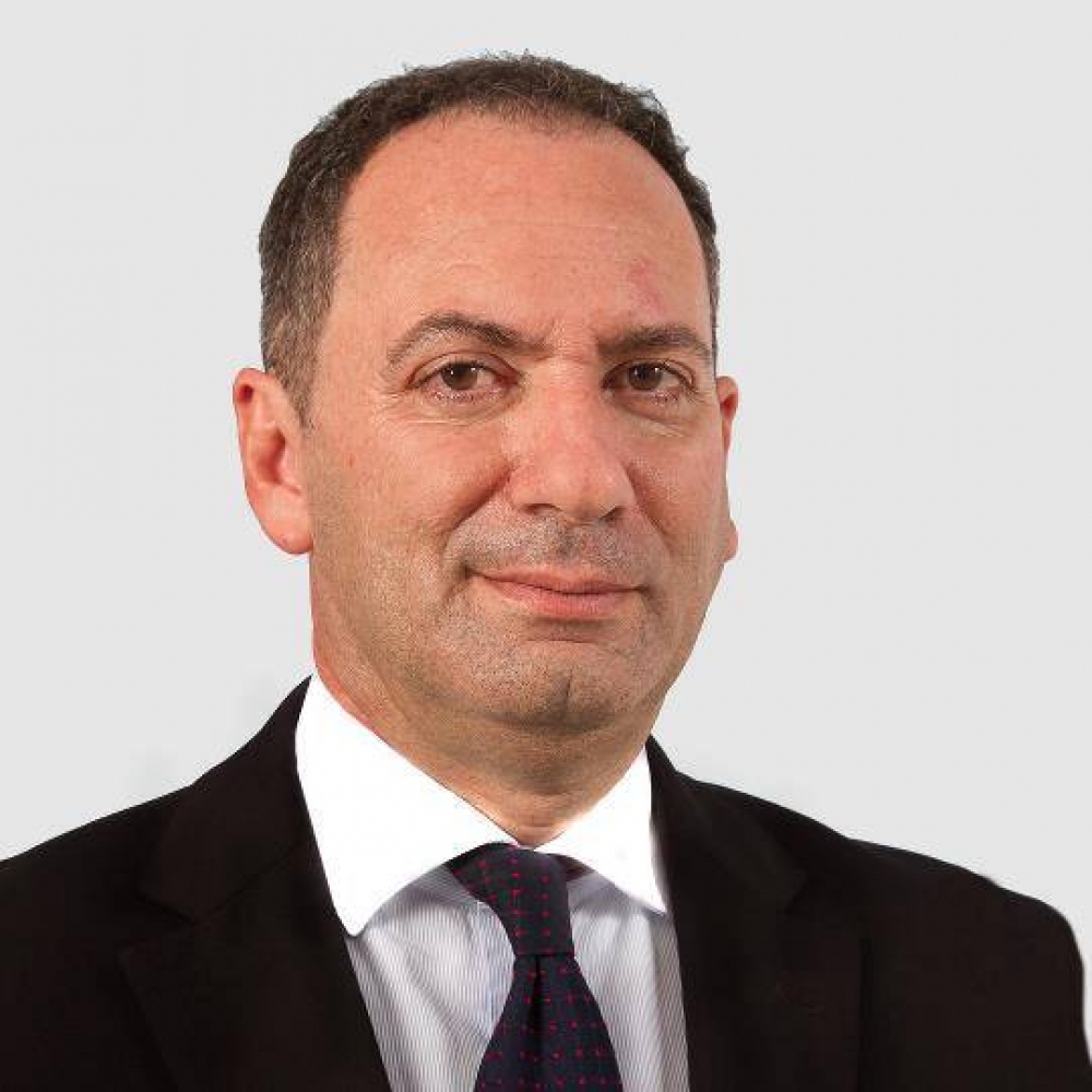 Il-kuntratt  baqa’ jiġġedded awtomatikament kull tliet snin, anke fiż-żmien meta Mario Demarco kien fil-kabinett tal-Gvern Nazzjonalista