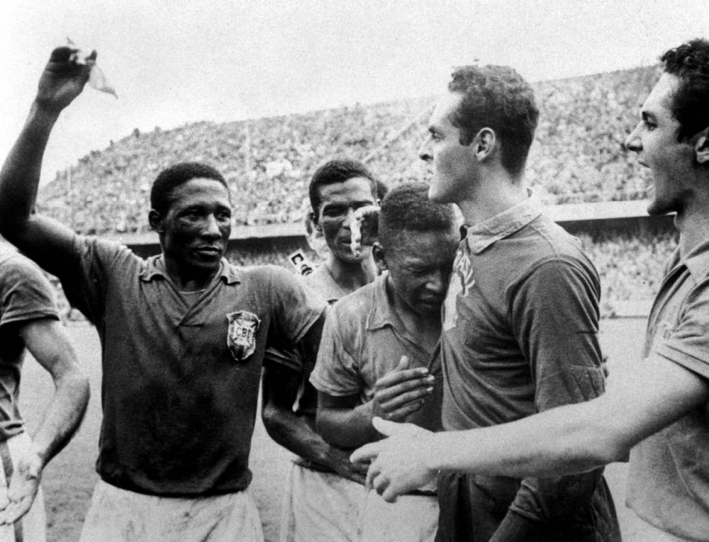 Pelè jidher jibki bil-ferħ fuq il-goalkeeper Gylmar wara r-rebħ tat-Tazza tad-Dinja tal-1958