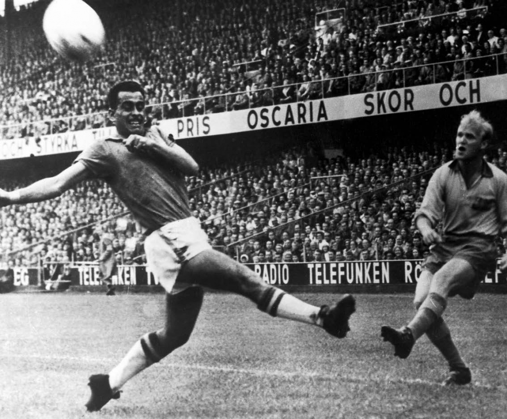 Skoglund tal-Iżvezja jikkrossja minkejja li ssikkat minn Zito tal-Brażil fil-finali tal-1958