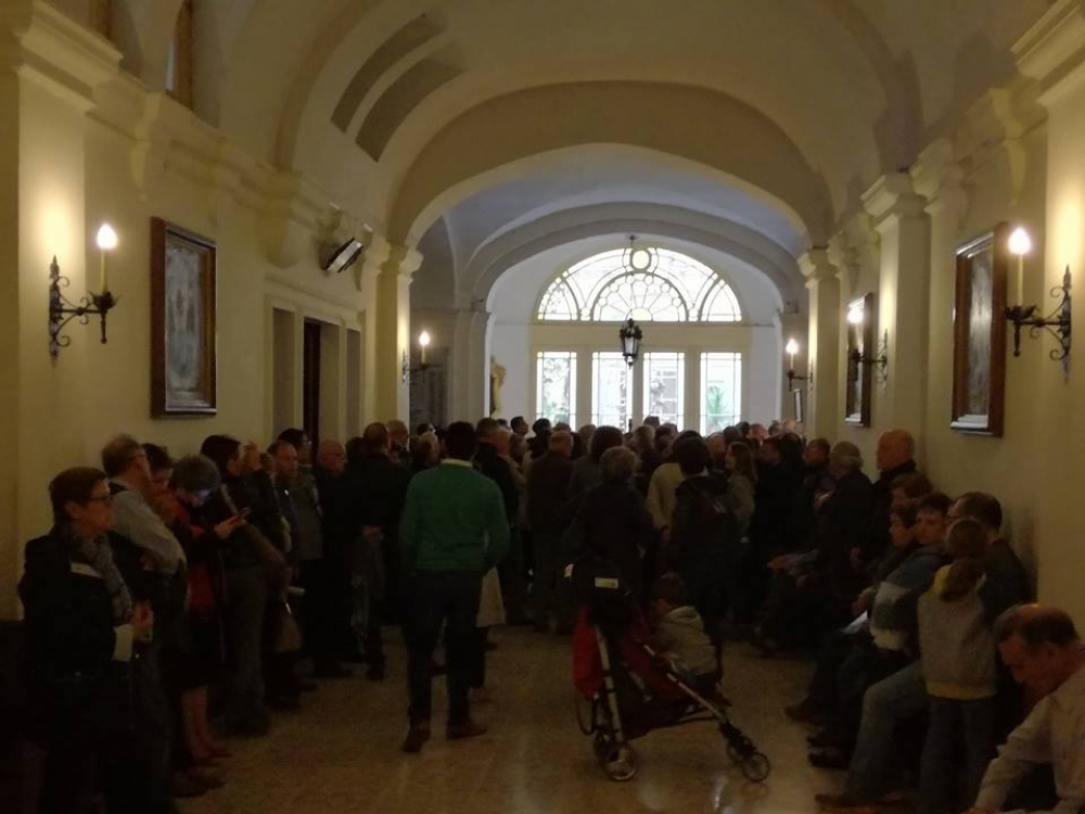Il-Kuritur tal-Kunvent u Triq ir-Repubblika waqt il-quddiesa