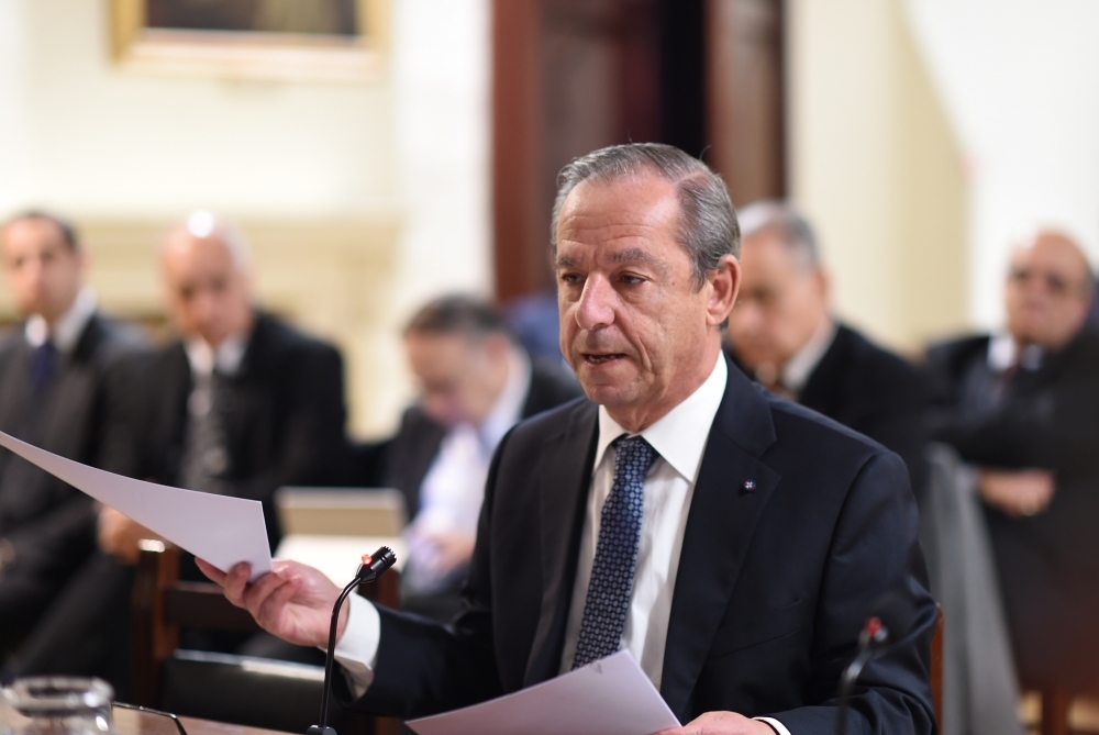 Qed jixhed għat-tielet darba