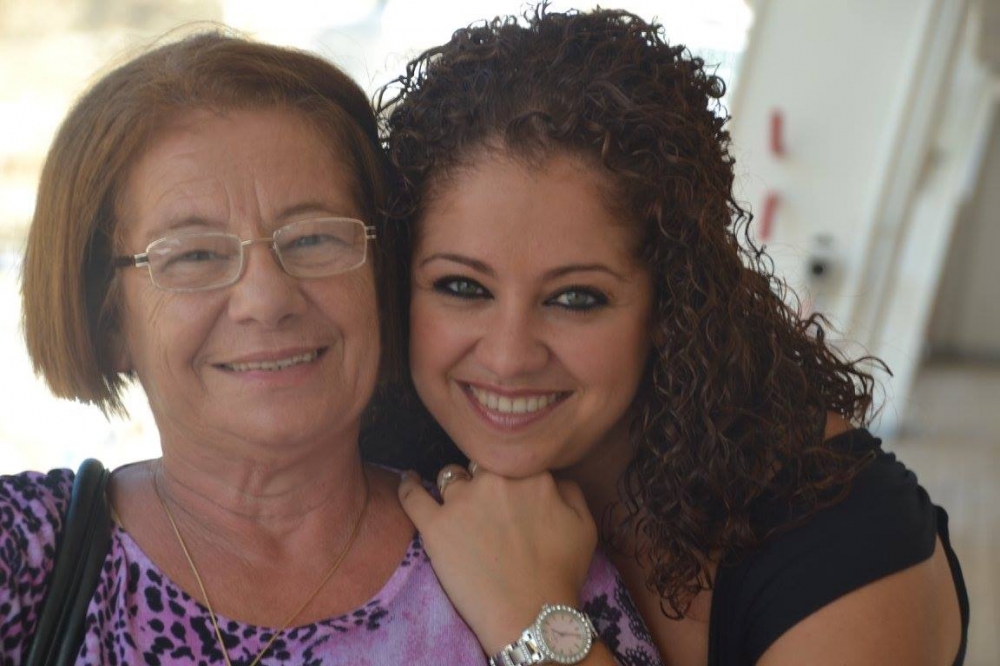Davinia Anne Axisa flimkien ma' ommha Doris fi ġranet aktar ta' ferħ