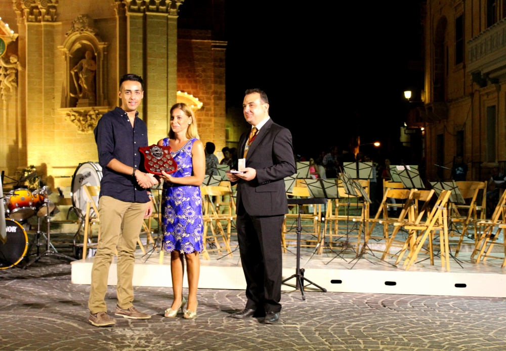 Andrea jingħata l-ġieħ ta’ Għarb Gozo Cultural Award minn Justyne Caruana u s-sindku tal-Għarb David Apap