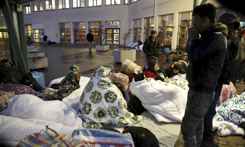Refuġjati rieqdin barra l-Aġenzija tal-Immigrazzjoni Żvediża f'Malmo