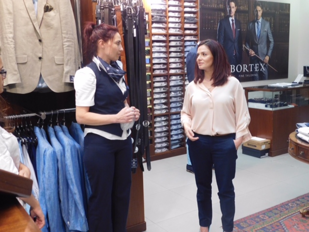 Miriam Dalli titkellem ma’ salesgirl tal-Bortex li jinsab fid-Duke’s Shopping Centre