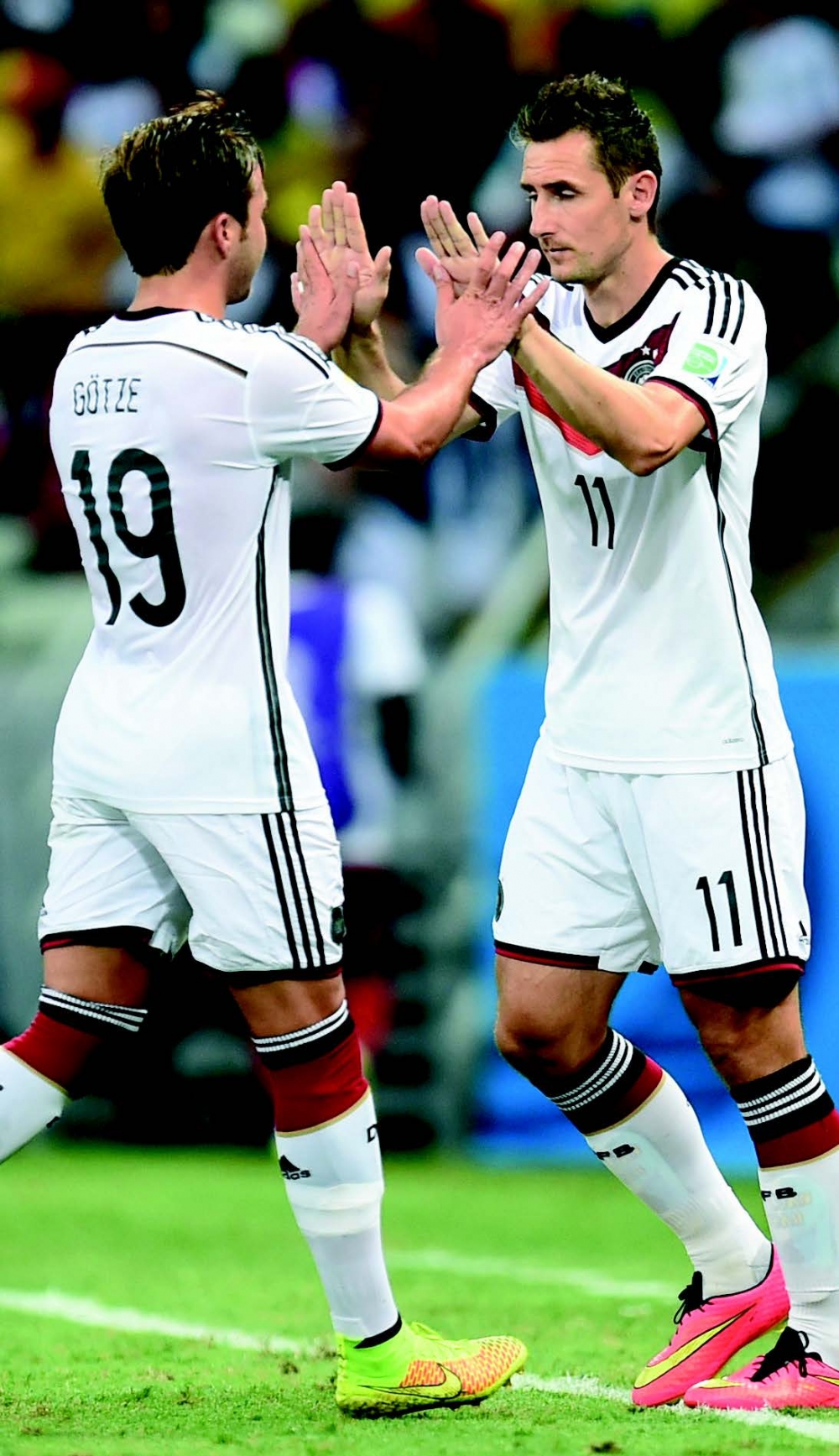 Mario Goetze (X) tal-Ġermanja sostitwiet minn Miroslav Klose fil-logħba tal-bieraħ kontra l-Ghana. Ritratt minn EPA/GEORGI LICOVSKI