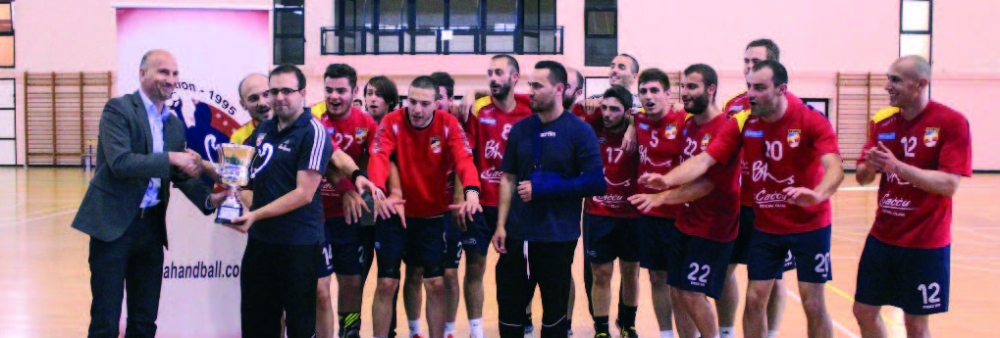 It-tim tal-irġiel jiċċelebra wara r-rebħ tan-Knockout