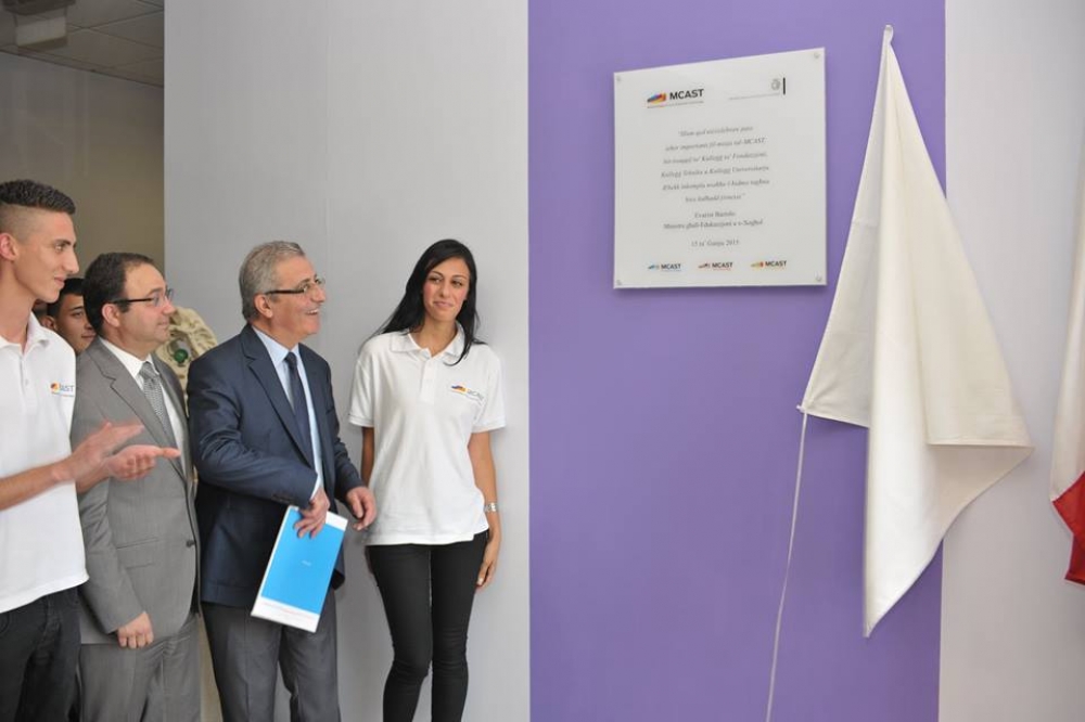 Se jinqasam fi tlett kulleġġi li jinkludu kulleġġ universitarju