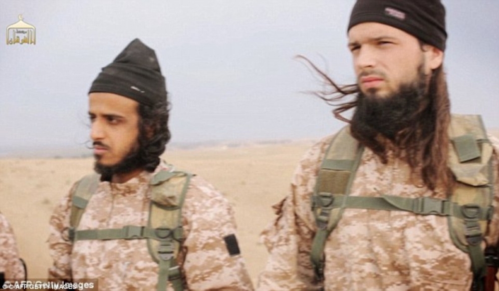 Hu ltaqa ma' l-Amerikan Hauchard li kien kattoliku u llum ġellied mal-ISIS li kien il-moħħ wara dan l-attakk