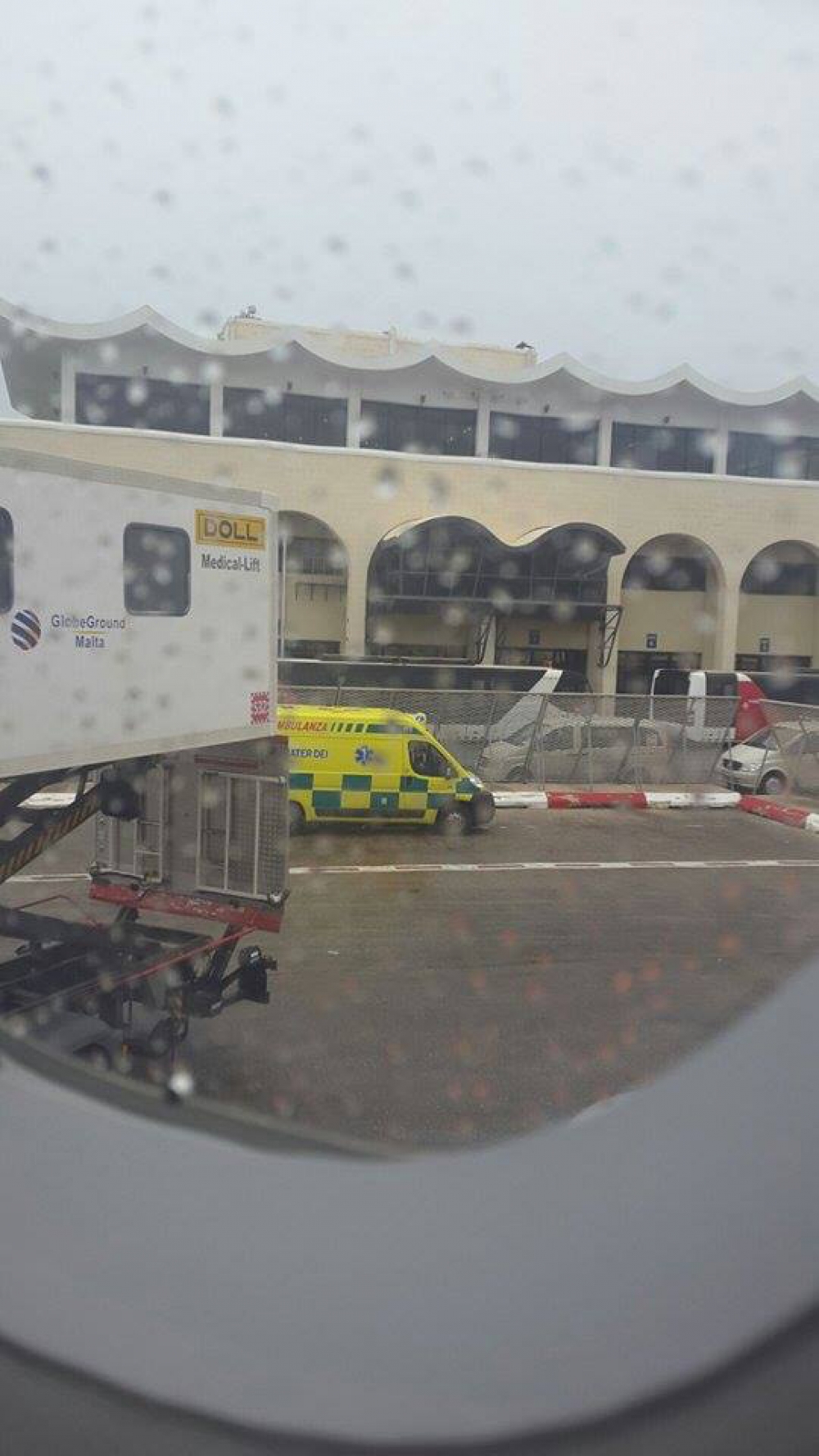 Ambulanza b’tim mediku tasal l-ajruport wara 35 minuta