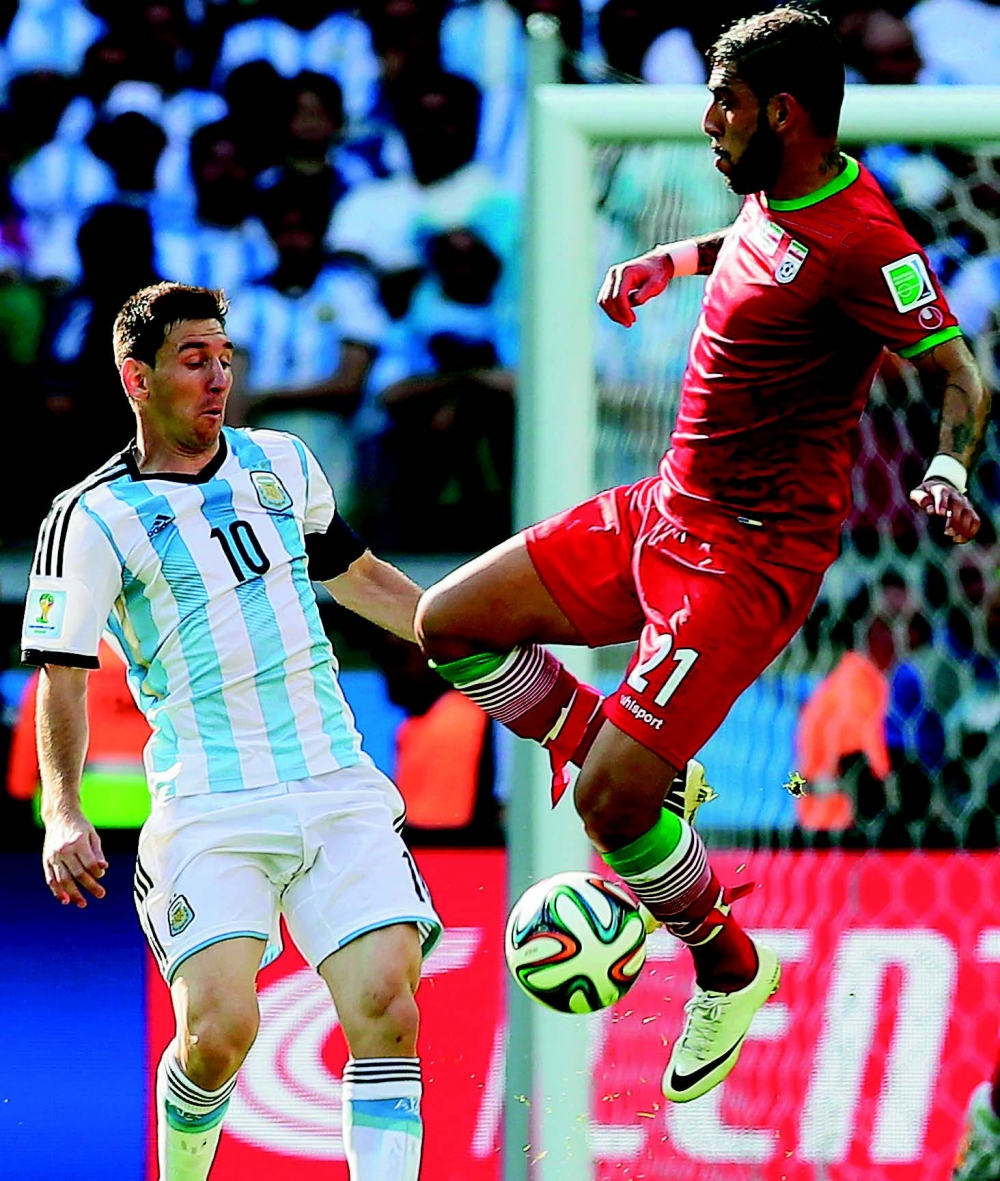 Ashkan Dejagah (L) tal-Iran fl-azzjoni kontra Lionel Messi (X) tal-Arġentina. Ritratt minn EPA/DENNIS SABANGAN