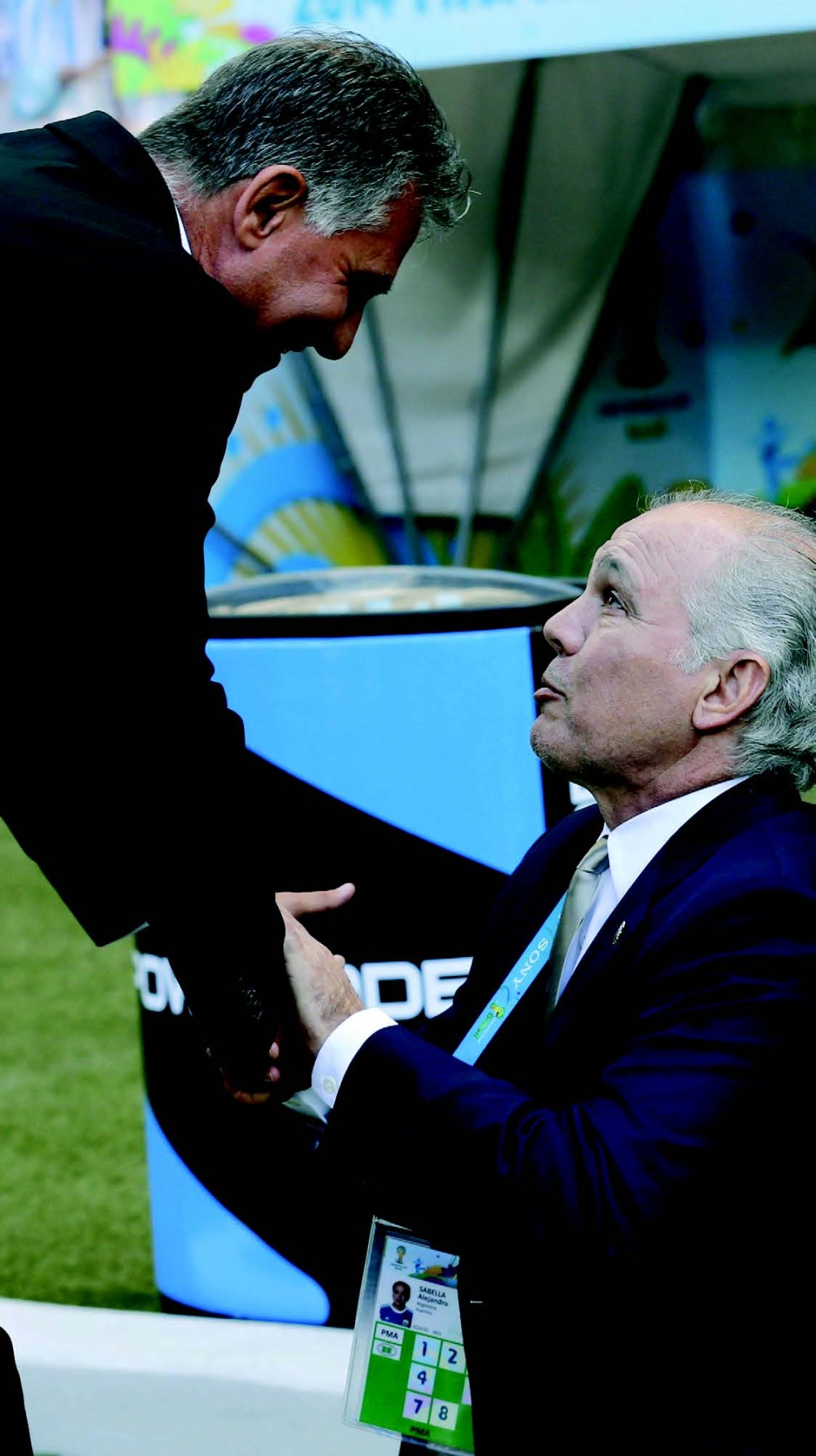 Il-kowċ tal-Arġentina Alejandro Sabella (L) jitkellem mal-kowċ tal-Iran Carlos Queiroz. Ritratt minn EPA/FELIPE TRUEBA