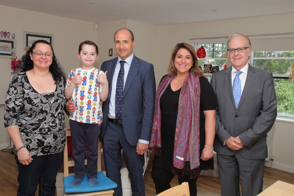 Il-Ministru Fearne żar il-pazjenti ta' Puttinu f'Sutton...Miegħu l-Arċisqof Charles J Scicluna u l-Ambaxxatur Norman Hamilton
