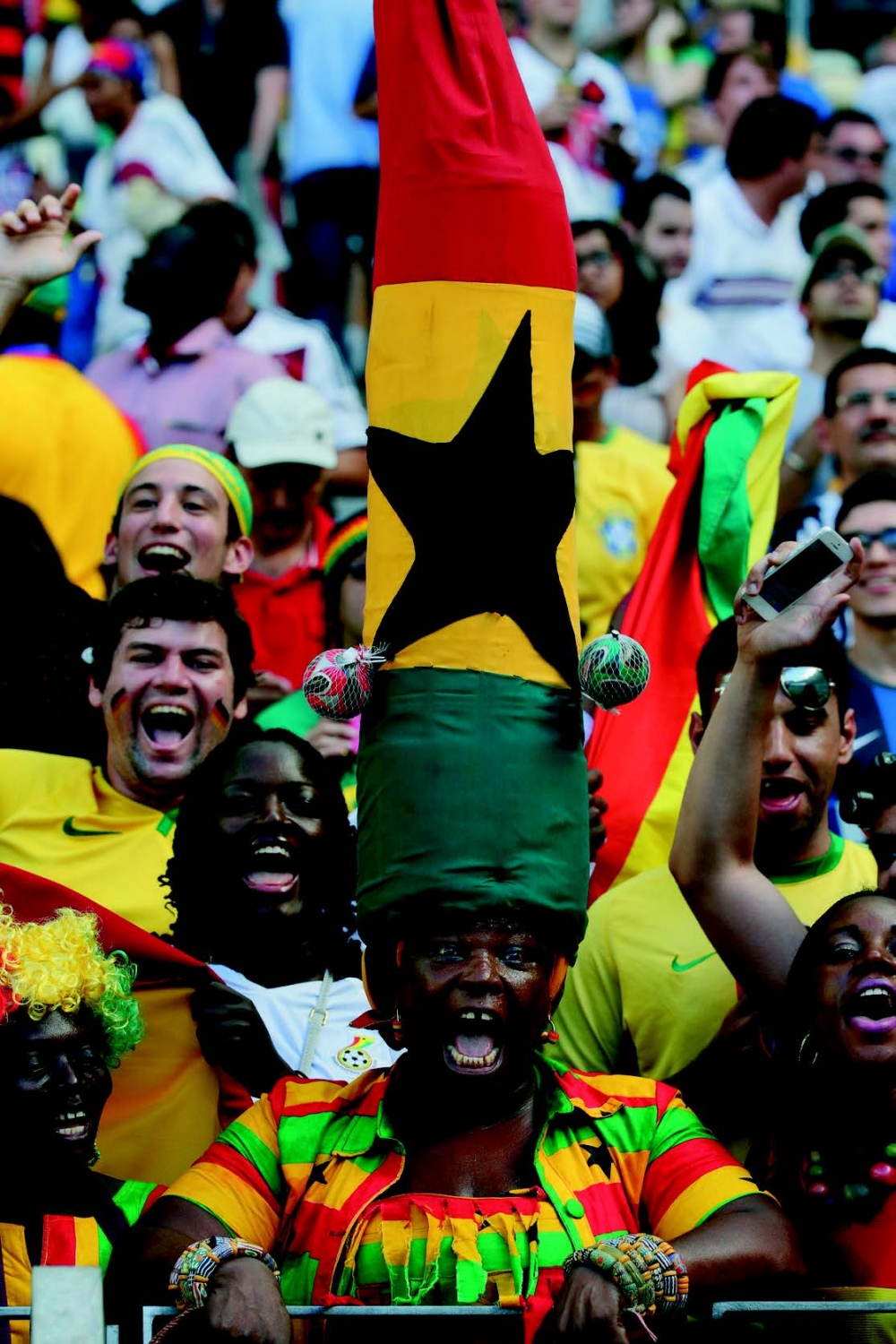 Supporter tal-Ghana tiċċelebra mal-oħrajn preżenti fil-logħba tal-bieraħ filgħaxija.  Ritratt minn EPA/SERGEY DOLZHENKO