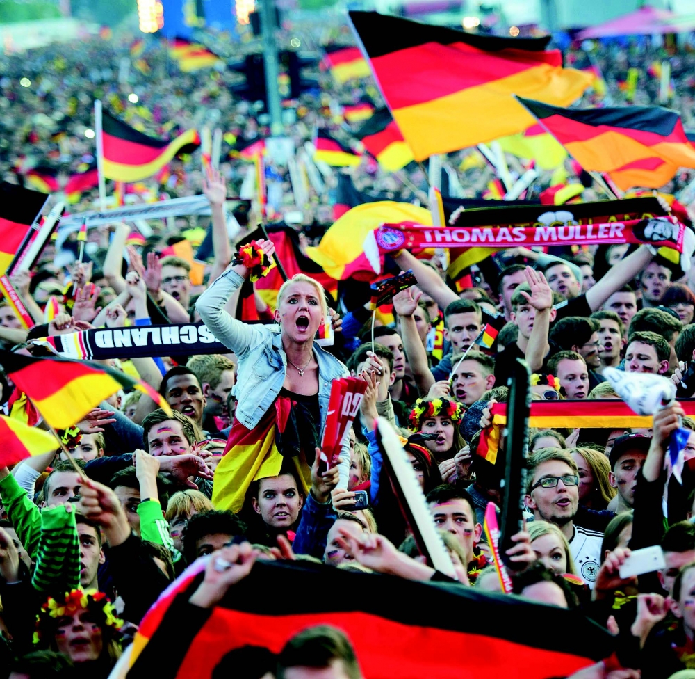 Għadd ta’ supporters Ġermaniżi jaraw il-logħba fiċ-ċentru ta’ Berlin, fil-Ġermanja. Ritratt minn EPA/MAJA HITIJ