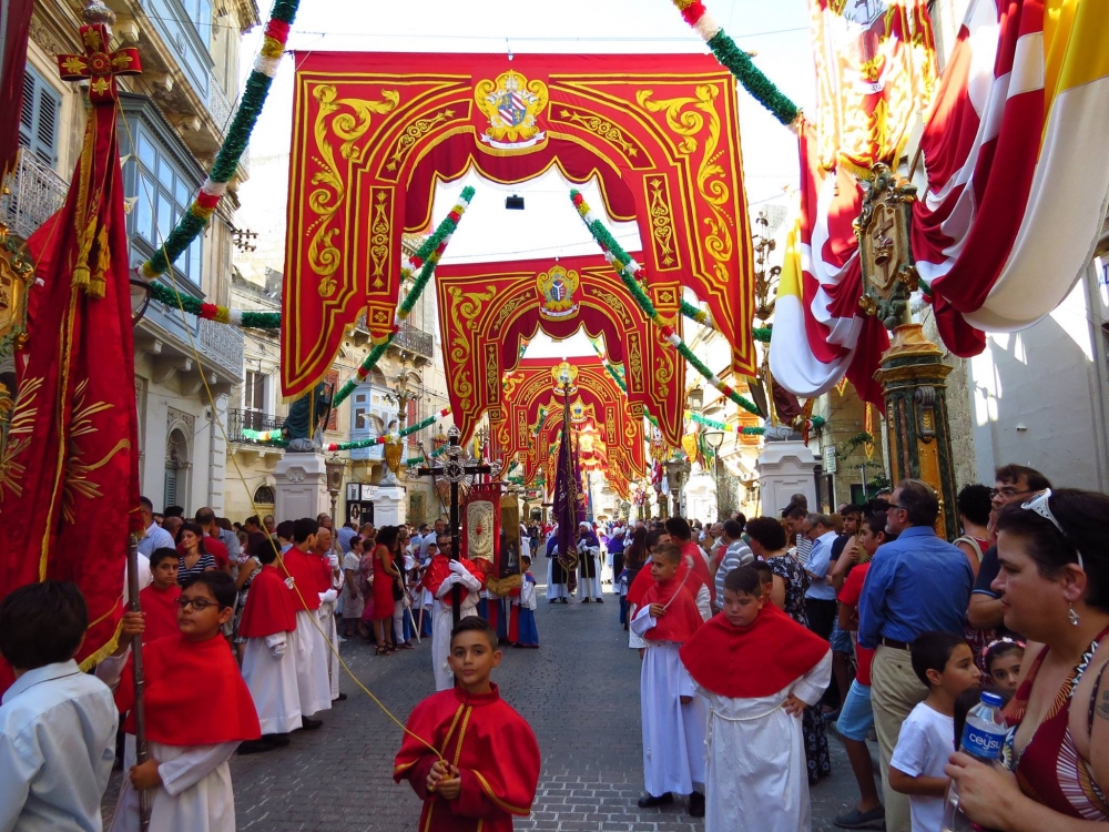 Il-purċissjoni għaddejja minn Triq il-Kbira