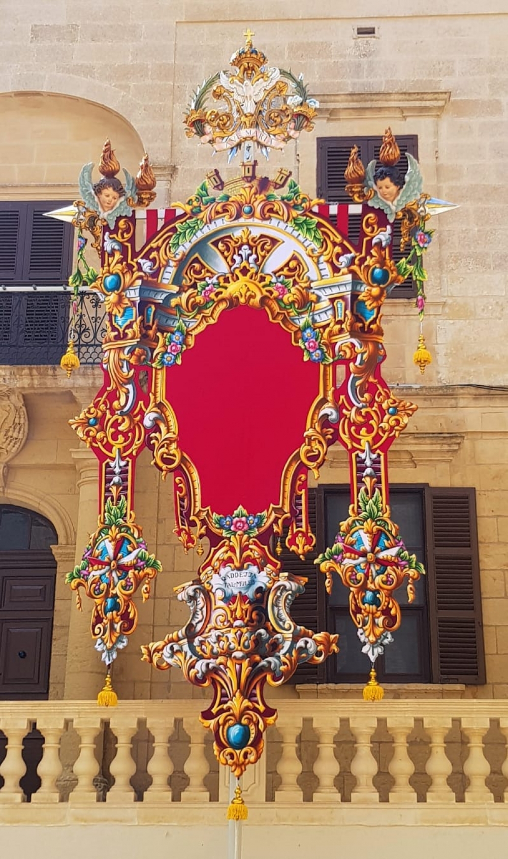 Waħda mill-bandalori l-ġodda għall-Pjazza Katidral