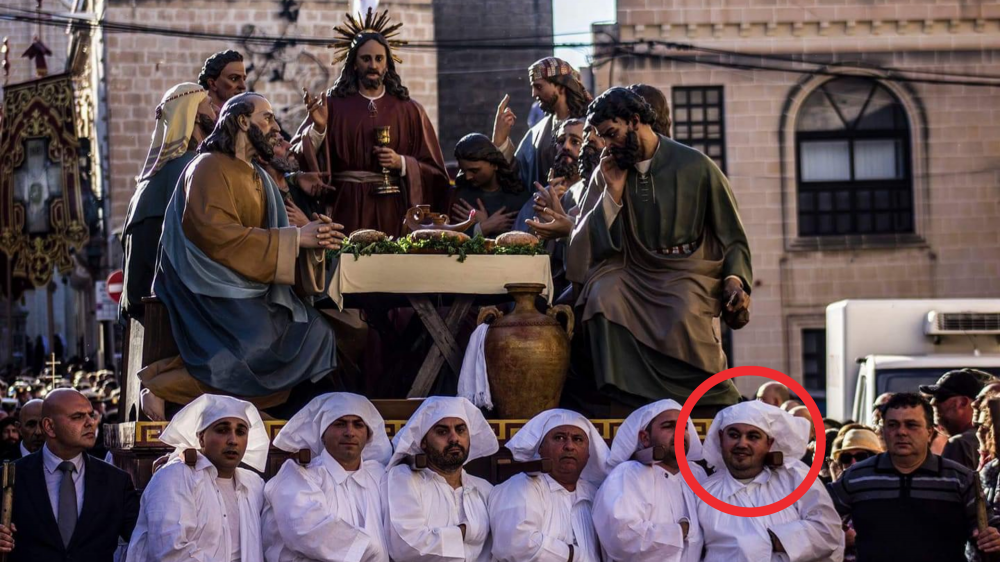 Claudio Spiteri (fiċ-ċirku aħmar) jitkellem mal-ġurnalist Luigi Sghendo dwar xogħlu bħala reffiegħ.