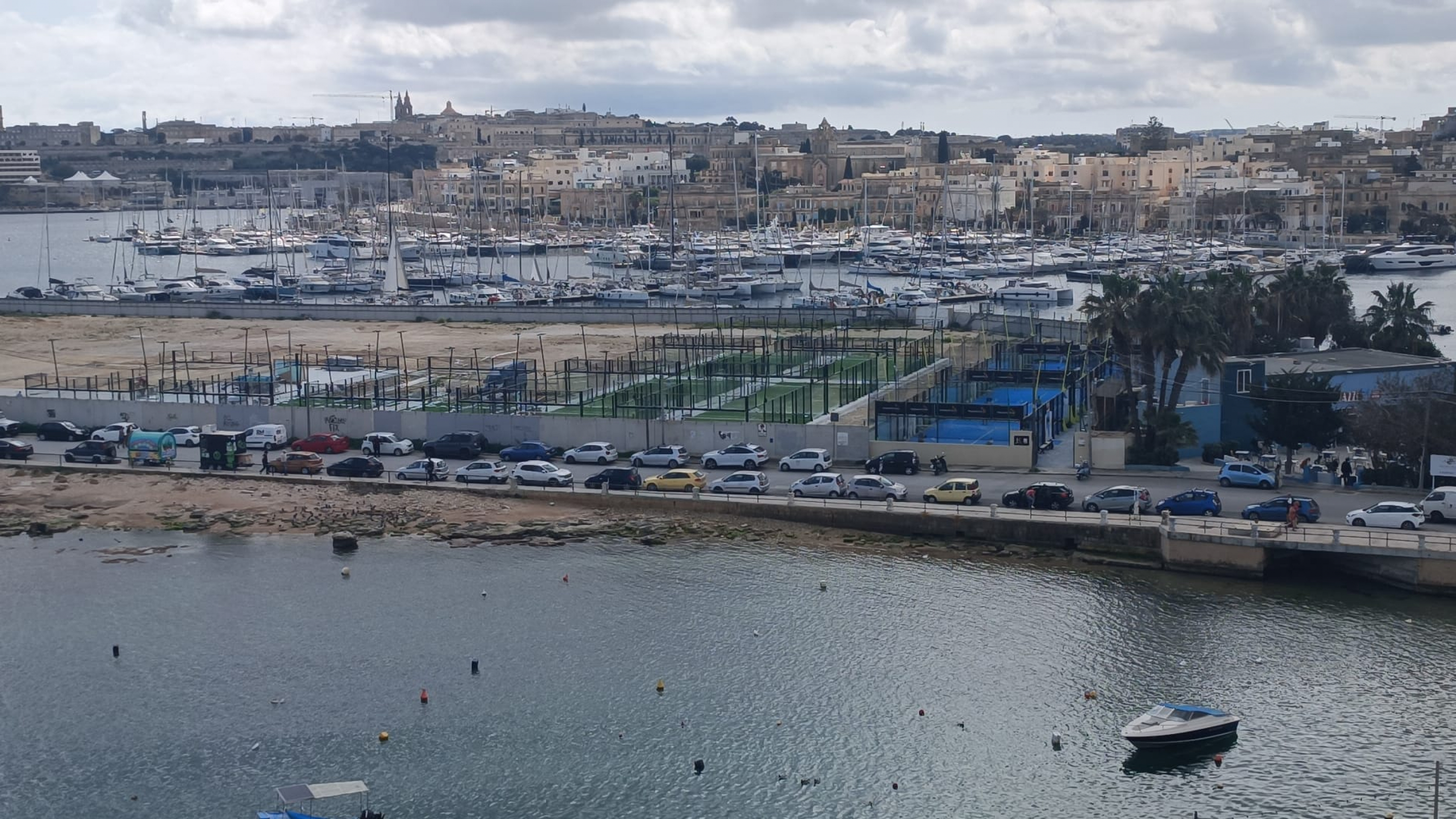Robert Abela dwar il-padel courts illegali f’Manoel Island: ‘Hija r-responsabbiltà tal-PA’