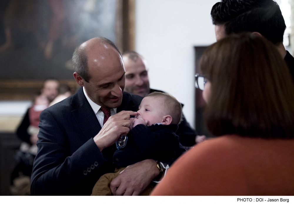 Il-Ministru Chris Fearne iżomm tarbija fuqu, mwielda permezz tal-IVF
